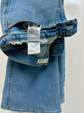 Load image into Gallery viewer, Levi's High Rise Flare Size 30
