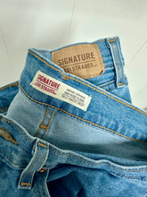 Load image into Gallery viewer, Levi's High Rise Flare Size 30

