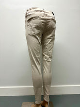 Load image into Gallery viewer, American Eagle Jegging Size 8
