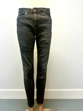 Load image into Gallery viewer, H&amp;M Skinny Size 6
