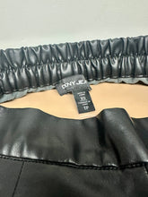 Load image into Gallery viewer, DKNY Faux Leather Pant Size XS
