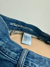 Load image into Gallery viewer, American Eagle Short Size 4
